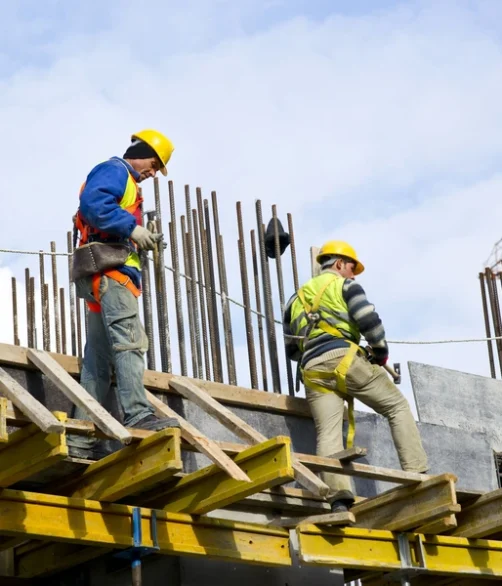 BHP w budownictwie - pracownicy w szelkach - pomiary środowiska pracy