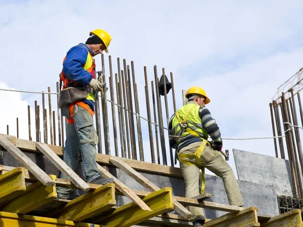 BHP w budownictwie - pracownicy w szelkach - pomiary środowiska pracy