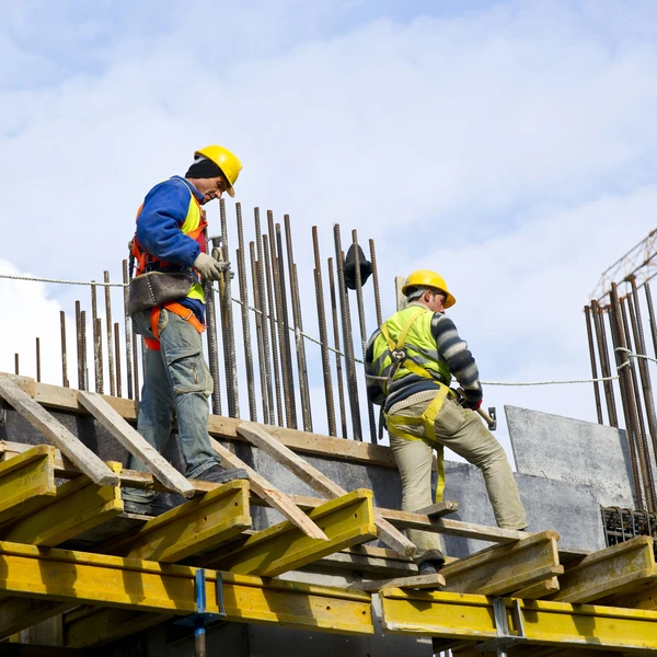 BHP w budownictwie - pracownicy w szelkach - pomiary środowiska pracy