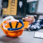 Wypadek w magazynie człowiek na podłodze